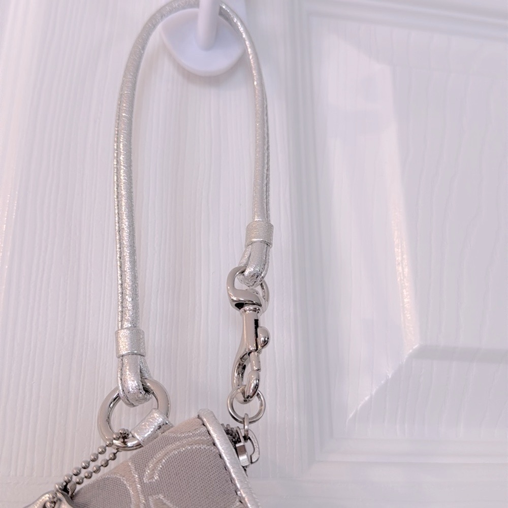 Coach Y2K Poppy Metallic Wristlet w/Hang Tag (EUC) (No Callouts) - Picture 13 of 17